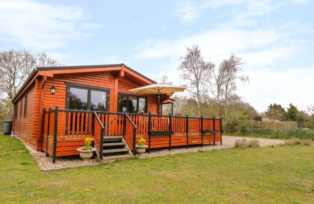 BRAMBLES, pet friendly, character holiday cottage in Garboldisham