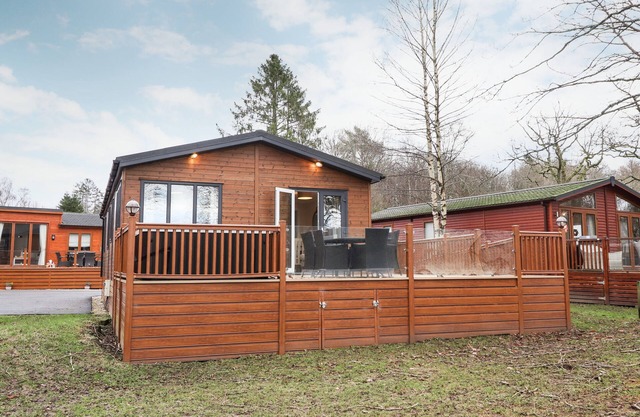 BRAMBLINGS BY THE LAKE, family friendly, with hot tub in Windermere