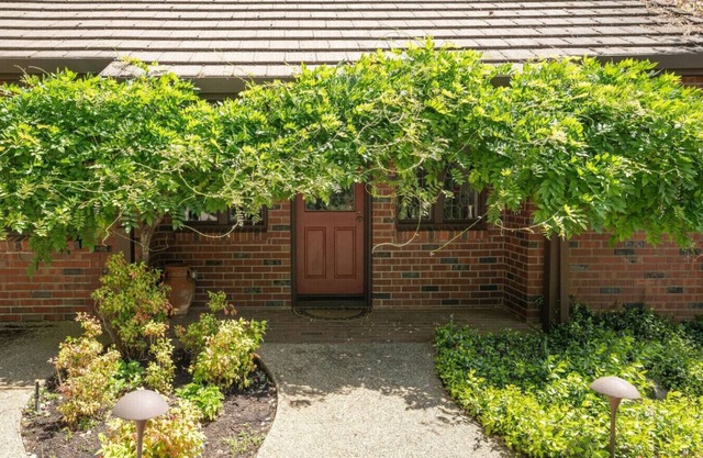 Brand New 1,000 sq' Guesthouse on Gorgeous Gated Estate! Hot Tub Chef's Kitchen