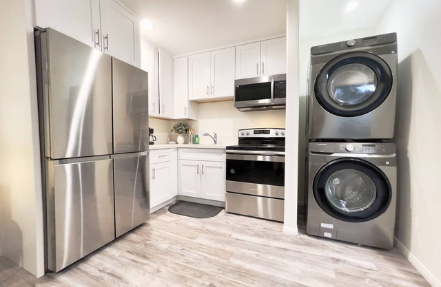 Brand New 1 BR Guest House, Laundry, Gated Parking