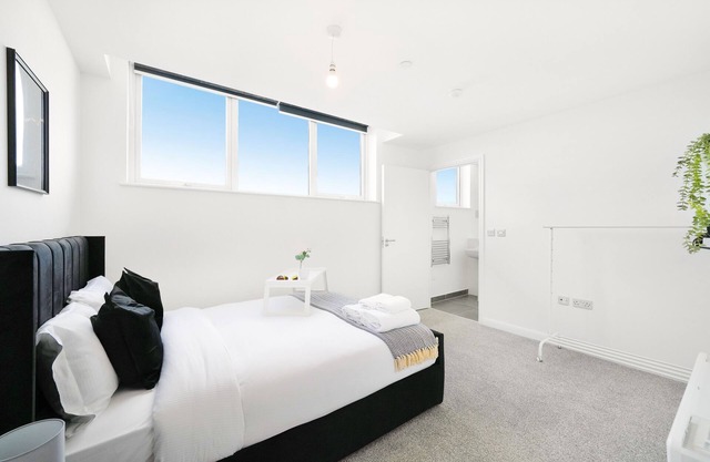 Brand New 2 Bed, 2 Bath Penthouse in Luton 33