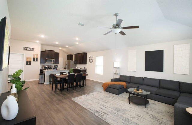 Brand-New 3BR Brooks Furnished Extended Stay Private Yard Wi-Fi W/D SA
