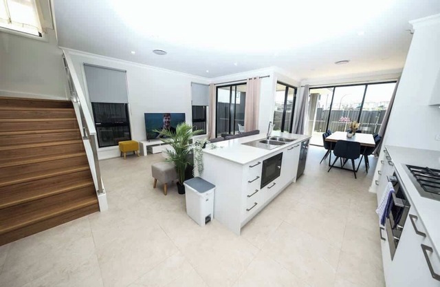 Brand new 5 bedroom house close to Rouse hill