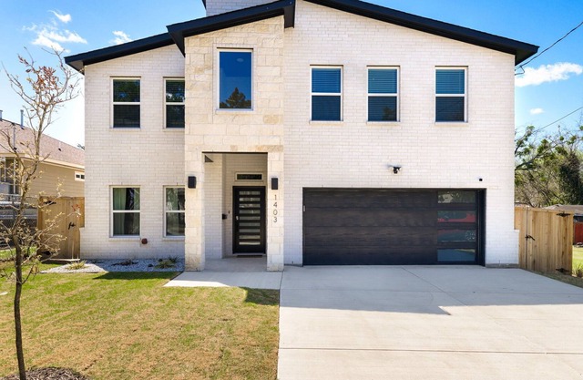 Brand new 5 BR retreat in a quiet neighborhood- 10 minutes from downtown Dallas!