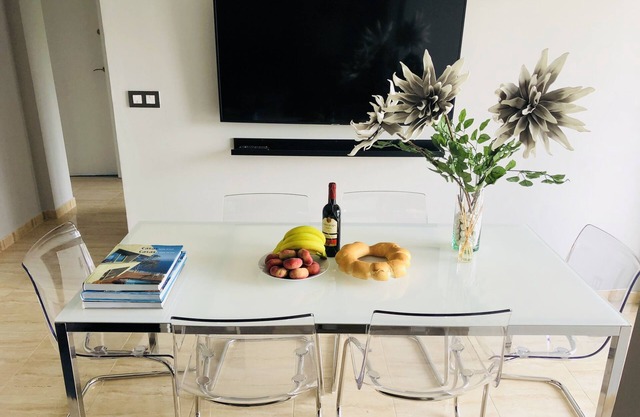 BRAND NEW, 8 MIN WALK TO THE BEACH & FREE PARKING!