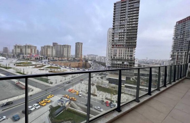 Brand new apt. with a balcony near metro.