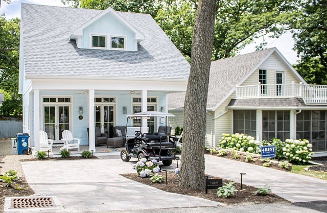 Brand new cottage. Inside Lakeside- Beds premade with linens- Golf cart included