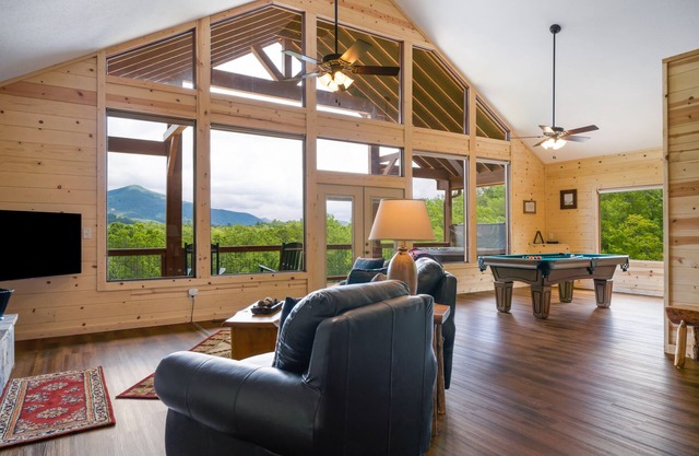 Brand-new cabin with stunning mountain view, deck, hot tub, & fireplace