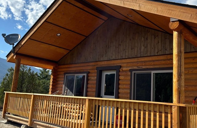 Brand new Cabin in the mountains next to Yellowstone National Park!