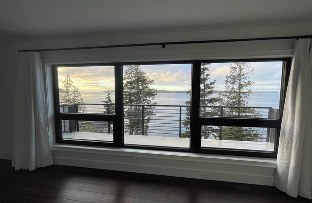 Brand new coach house studio suite w/stunning ocean view! Short walk to marina.