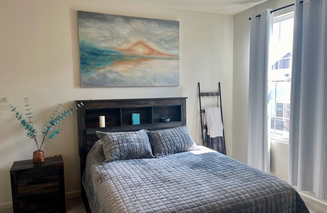 Brand new cozy 4-bedroom condo w/WiFi, AC and pond view in charming Zionsville