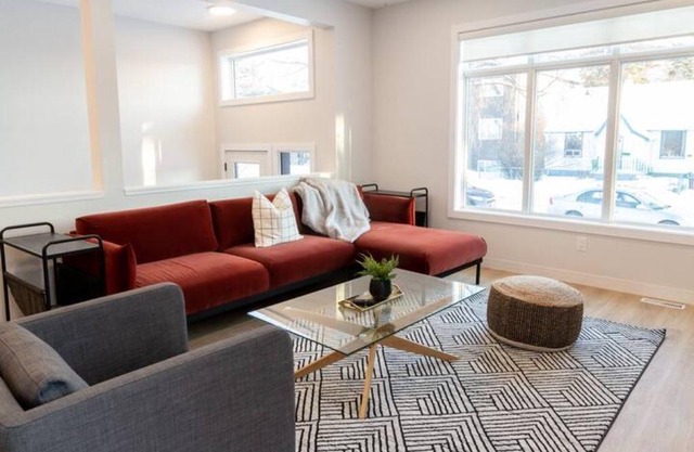 Brand New Duplex in Old St Vital *Entire Building* 5 Beds /3.5 Baths