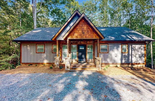 Brand new family friendly cabin with luxury deck in Coosawattee River Resort