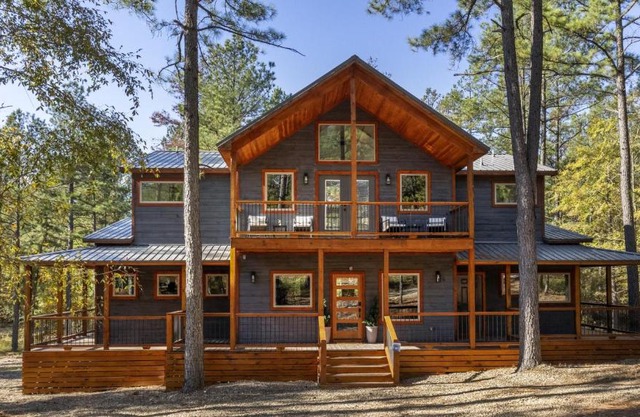 Brand New Hidden Haven Lodge 4 Bdrm,5 and half Bth, Huge outdoor area, Hot tub