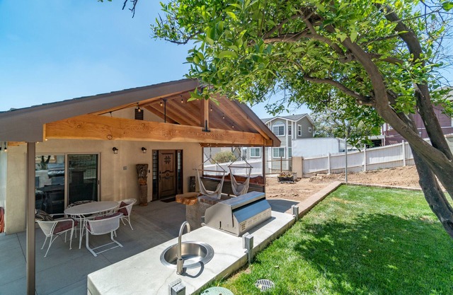 BRAND NEW HOME | VIEW, FIRE PIT, BBQ & PUTTING GREEN