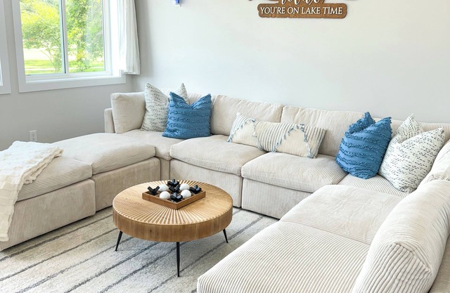 BRAND NEW Lake View Stylish+Modern Cottage