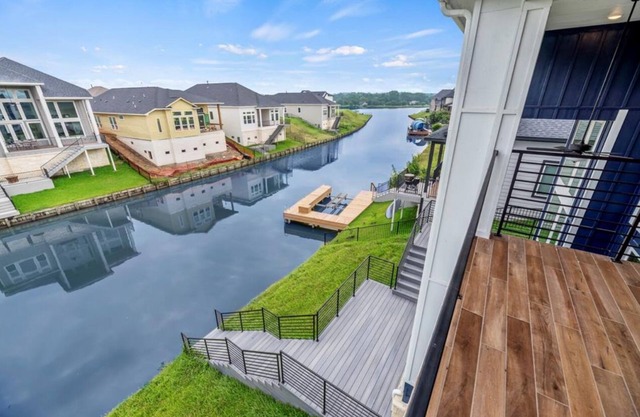 Brand-new, Luxurious lakefront 4-BR home on quiet canal, NEW DOCK!