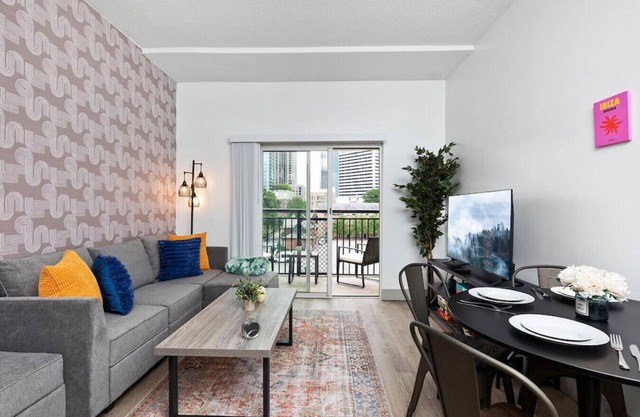 Brand New Luxury Apt, 2 Mins to Stadium, Free Parking, City Views, WiFi