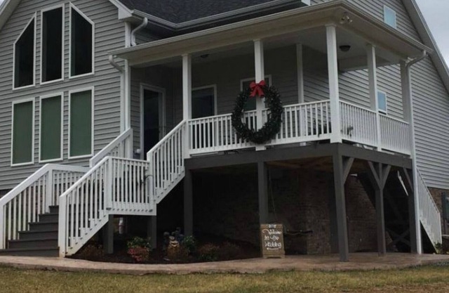 BRAND NEW Luxury House ~ 3 Bedrooms With Great Mountain And Creek Views