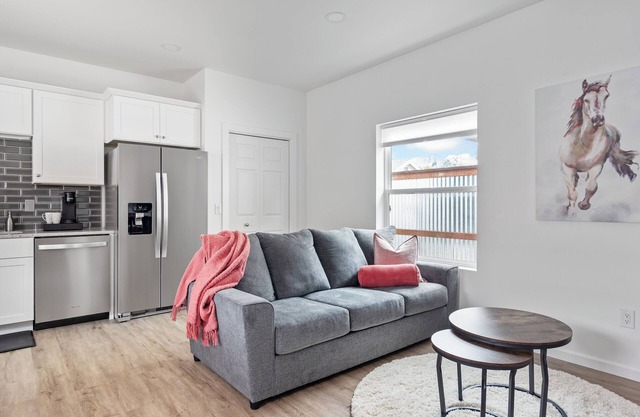 Brand New, Luxury King Bedrm, Heart of Downtown, Quaint popular area, EV charger