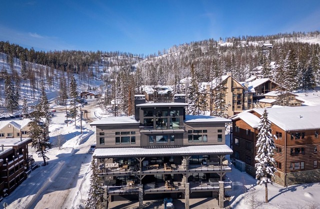 Brand New Luxury Ski Lodge: Stunning Mountain Views, Game Room, *6 King Suites*