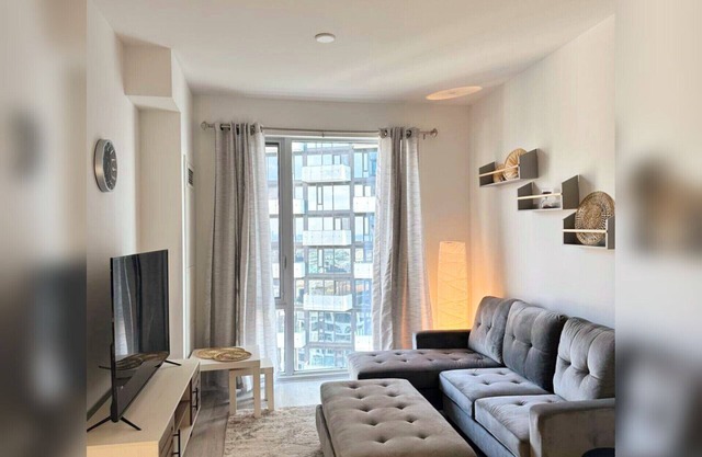 Brand new luxury unit nIn highest end building 🏨 in down town Toronto