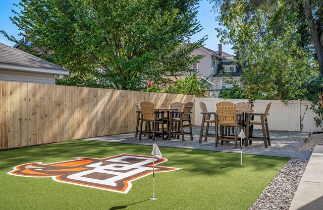 Brand-new luxury home in downtown Bowling Green, steps from BGSU. Stylish interiors, gourmet kitchen, and a unique backyard with a custom putting green. Perfect for alumni visits, game days, or weekend getaways.