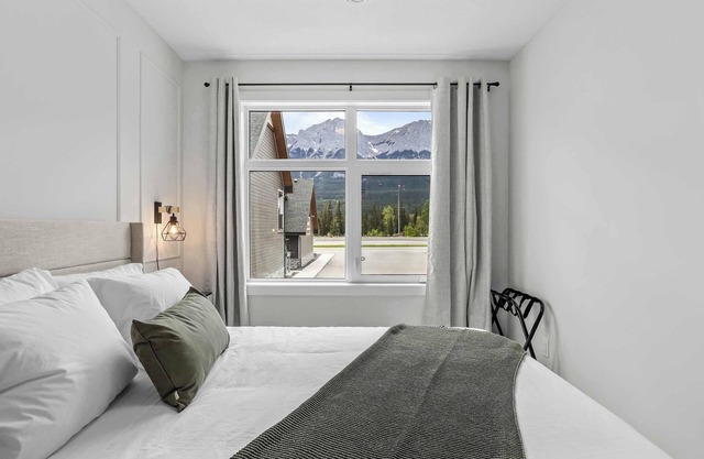 Brand New - Modern Rocky Mt. Retreat by Banff