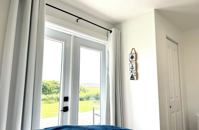 Brand new, ocean front cottage overlooking the iconic Confederation Bridge!