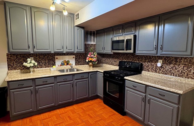 Brand new PRIVATE APT free Parking WiFi mins to NYC