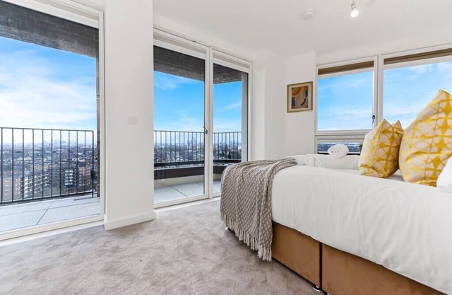 Brand New Splendour- Perfect Location-Great Views!