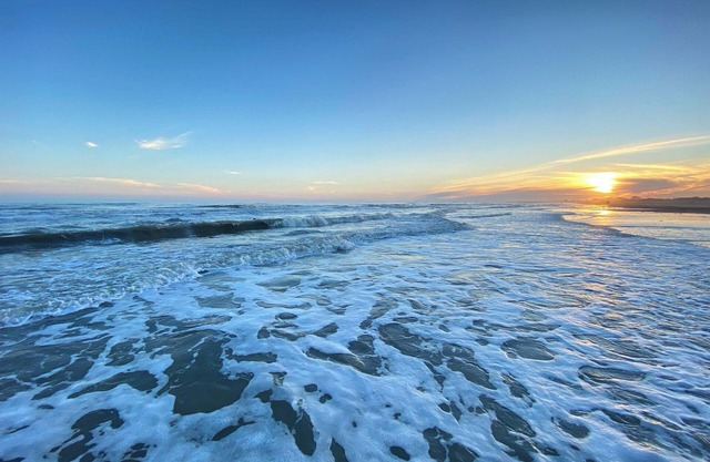 Brand New*Steps to Beach*Family Friendly*Sleeps 6