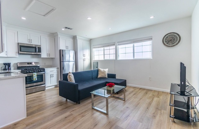 Brand new stylish house, workstation, Monthly Discounts, Pets!