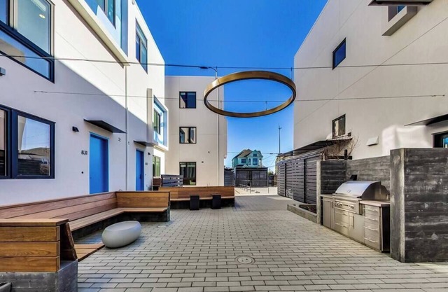 Brand New Stylish Studio Suite Near Downtown!