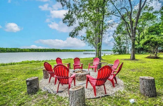 BRANDNEW Modern Farmhouse w/Hot tub, Playground, Kayaks & Fire pits