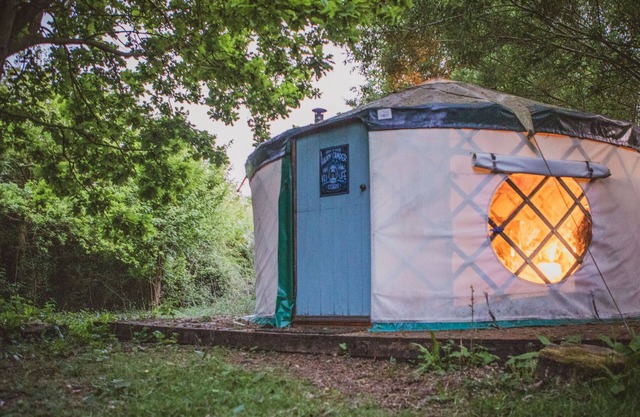 BRANDON HOUSE FARM YURT, with open fire in Mattishall