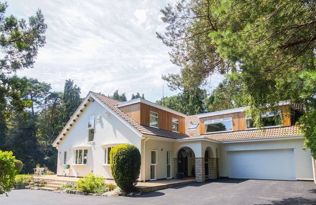 BRANKSOME WOOD HOUSE, character holiday cottage, with pool in Poole