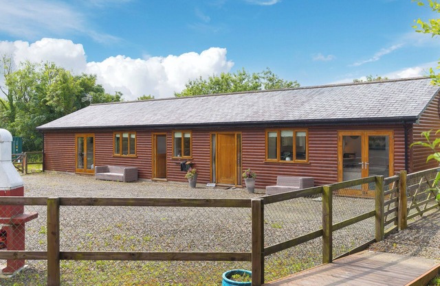 BRANOCK, TOR DOWN QUARRY, pet friendly, with hot tub in St Breward
