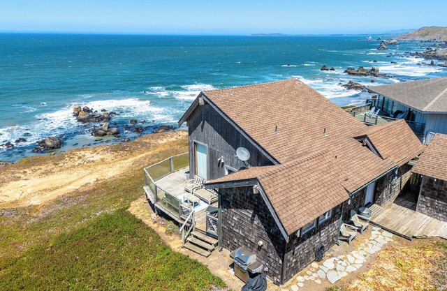 Breaking Waves-Ocean IS your Backyard! Let the Waves Lull You to Sleep! WIFI