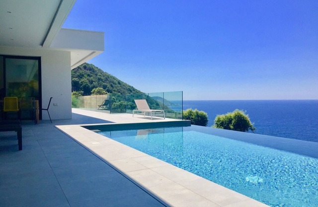 Breathtaking contemporary villa with sea view and maquis access to the sea on foot