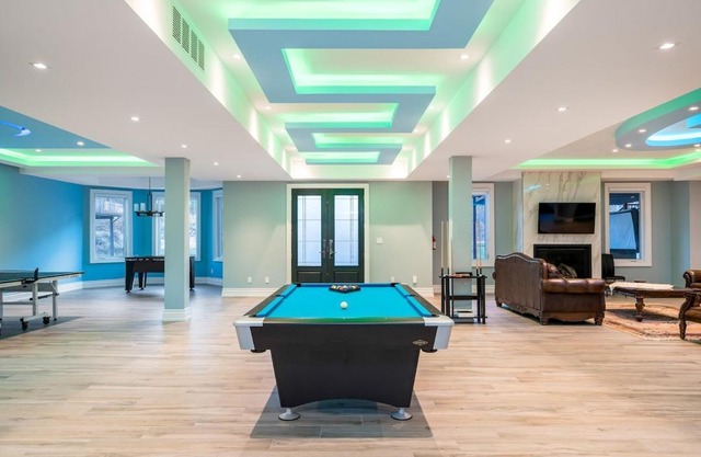 Breathtaking Estate in Tiny with Hot tub & Pool