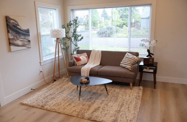 Breathtaking Home In Downtown | Quite Cozy Retreat