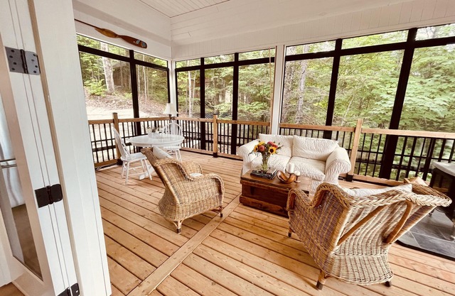 Breathtaking lake views from luxury new 4-season cottage- hot tub and sauna!
