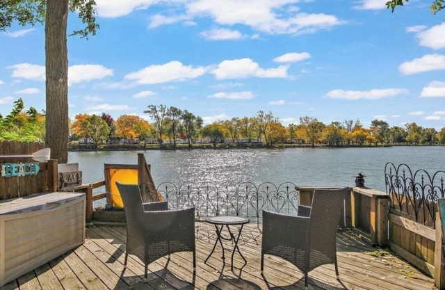Breathtaking Lakefront Retreat- Manteno Lake House
