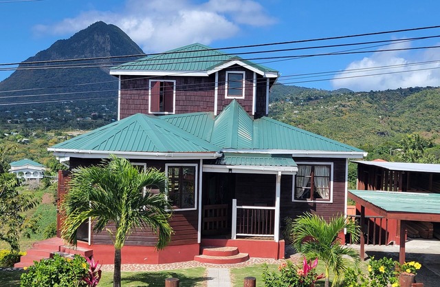 Breathtaking Piton views, alluring sunsets over Caribbean Sea 5 min from beach