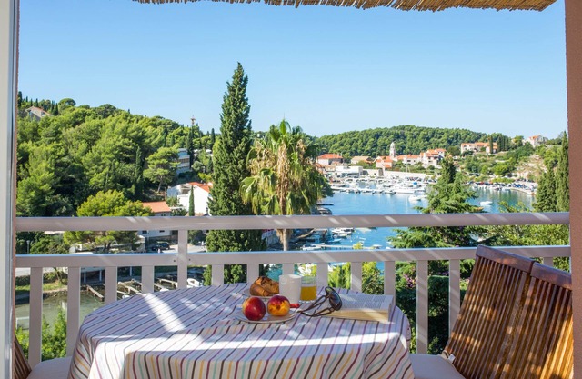 Breathtaking views apt close to sea