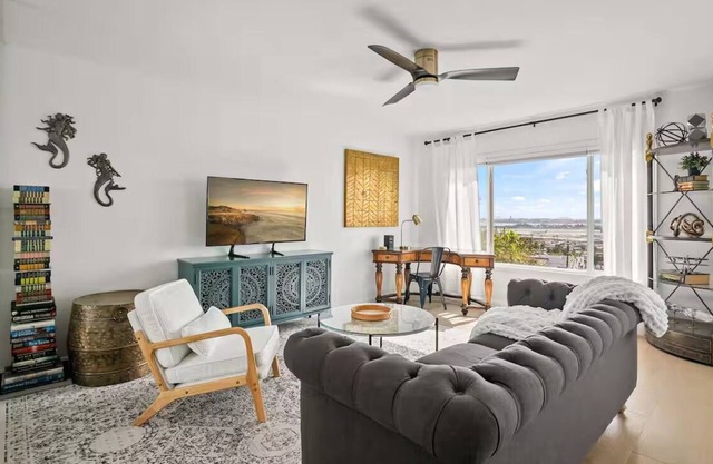 Breathtaking views! Convenient location. 2-bedroom condo. AC in sunny San Diego.