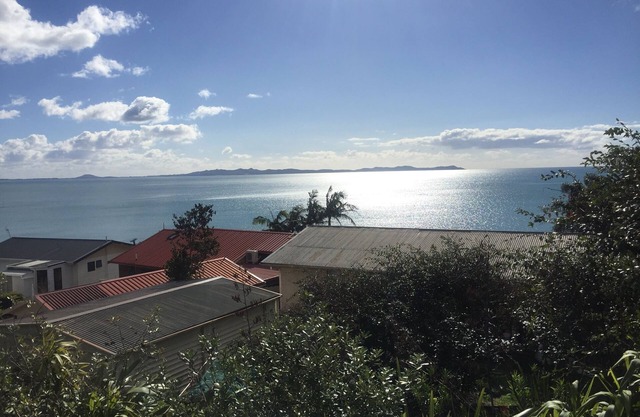 Breathtaking views of Doubtless Bay 5 minute stroll to golden Cable Bay beach