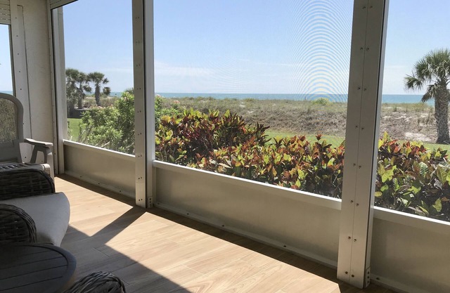 Breathtaking Views, Venice Island Gulf Front Condo, Green Clean.