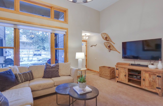 Breck Townhome w/Balcony: Walk to Ski Lifts!